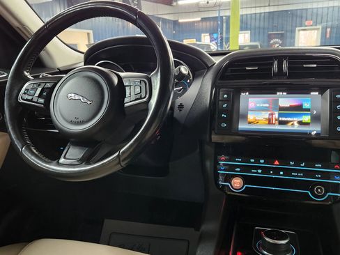 Used 2017 Jaguar F-PACE Premium image 41