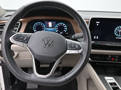 Used 2024 Volkswagen Atlas SE AWD/4WD image 14
