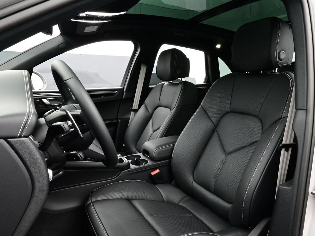 Certified 2026 Porsche Macan AWD/4WD image 5