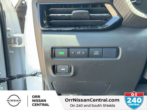 Certified 2025 Nissan Sentra SR FWD image 18