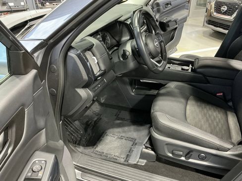 Used 2024 Nissan Pathfinder SV image 3