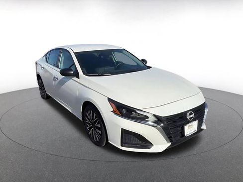 Used 2025 Nissan Altima 2.5 SV image 3