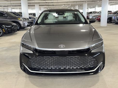 Used 2025 Toyota Crown Limited image 3