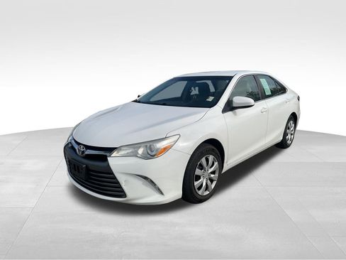 Used 2017 Toyota Camry LE image 4