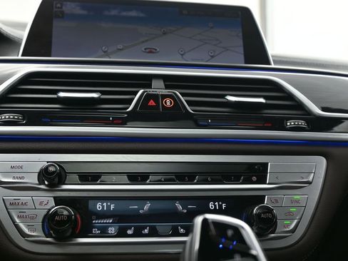 Used 2021 BMW 750i xDrive w/ Executive Package image 16