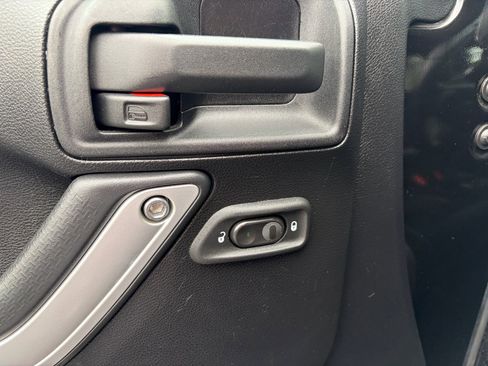 Used 2012 Jeep Wrangler Unlimited Rubicon image 28