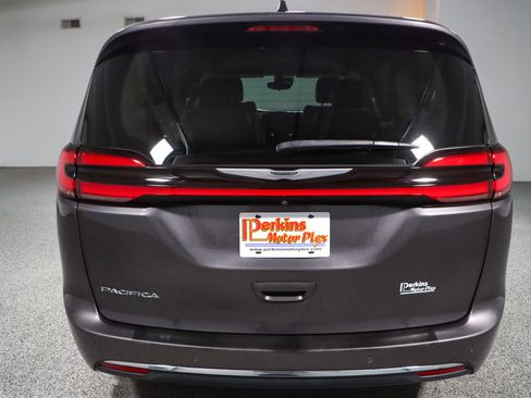 Used 2023 Chrysler Pacifica Touring-L image 8