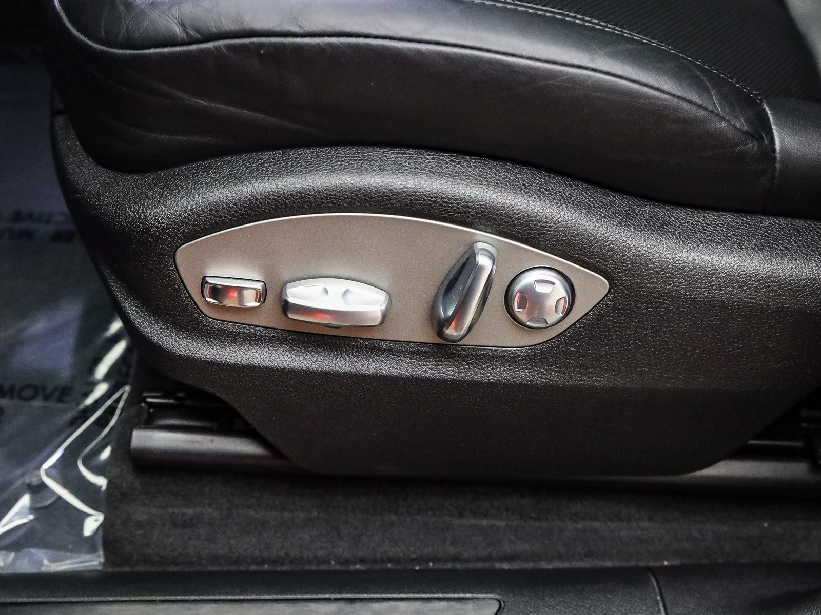 Certified 2025 Porsche Macan Turbo AWD/4WD image 25