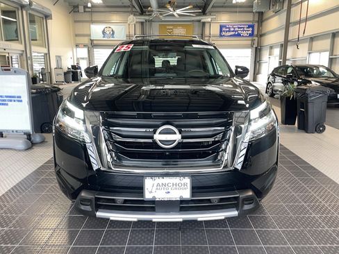 Used 2025 Nissan Pathfinder Platinum image 2