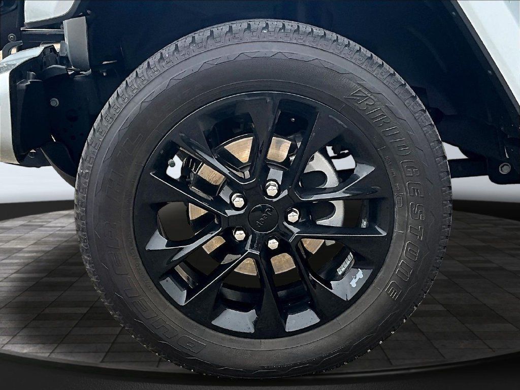 Used 2023 Jeep Wrangler Unlimited Sahara AWD/4WD image 36