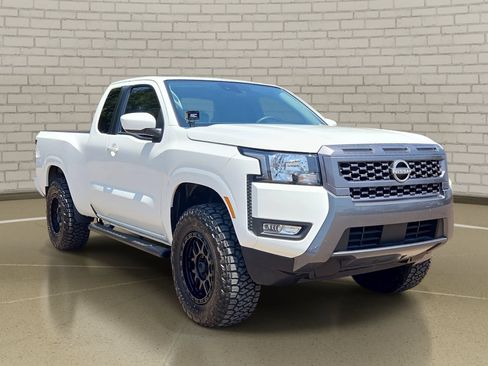 Certified 2025 Nissan Frontier SV w/ SV Convenience Package RWD image 3