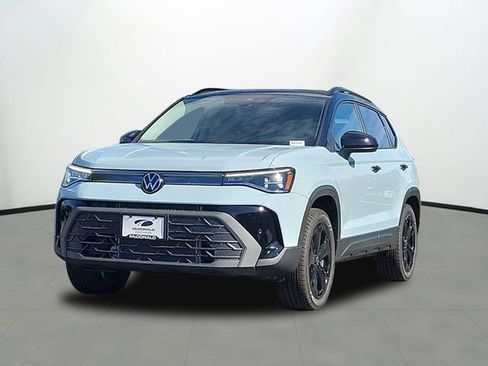 Used 2026 Volkswagen Taos SE AWD/4WD image 1