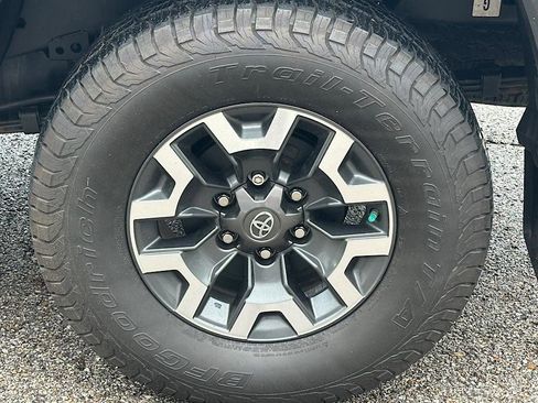 Certified 2019 Toyota Tacoma TRD Off-Road AWD/4WD image 28