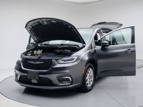 Used 2023 Chrysler Pacifica Touring-L FWD image 17