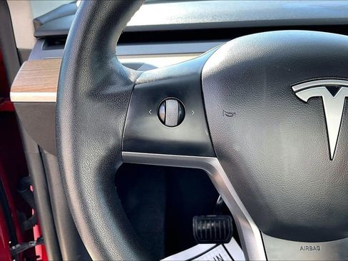 Used 2022 Tesla Model Y Long Range image 17