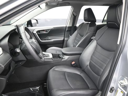 Used 2022 Toyota RAV4 XLE Premium FWD image 9