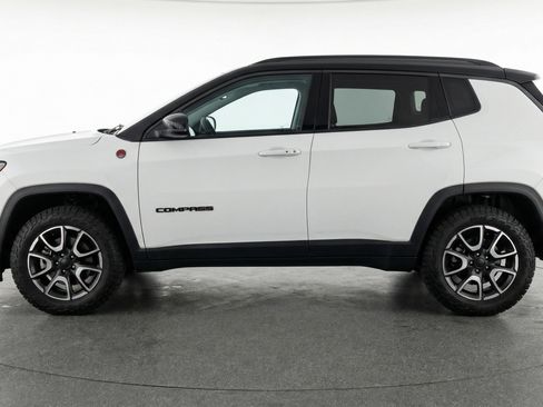 Used 2025 Jeep Compass Trailhawk AWD/4WD image 5