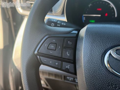 Used 2025 Toyota Sienna LE image 16