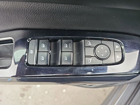 Used 2022 Nissan Pathfinder SV image 31