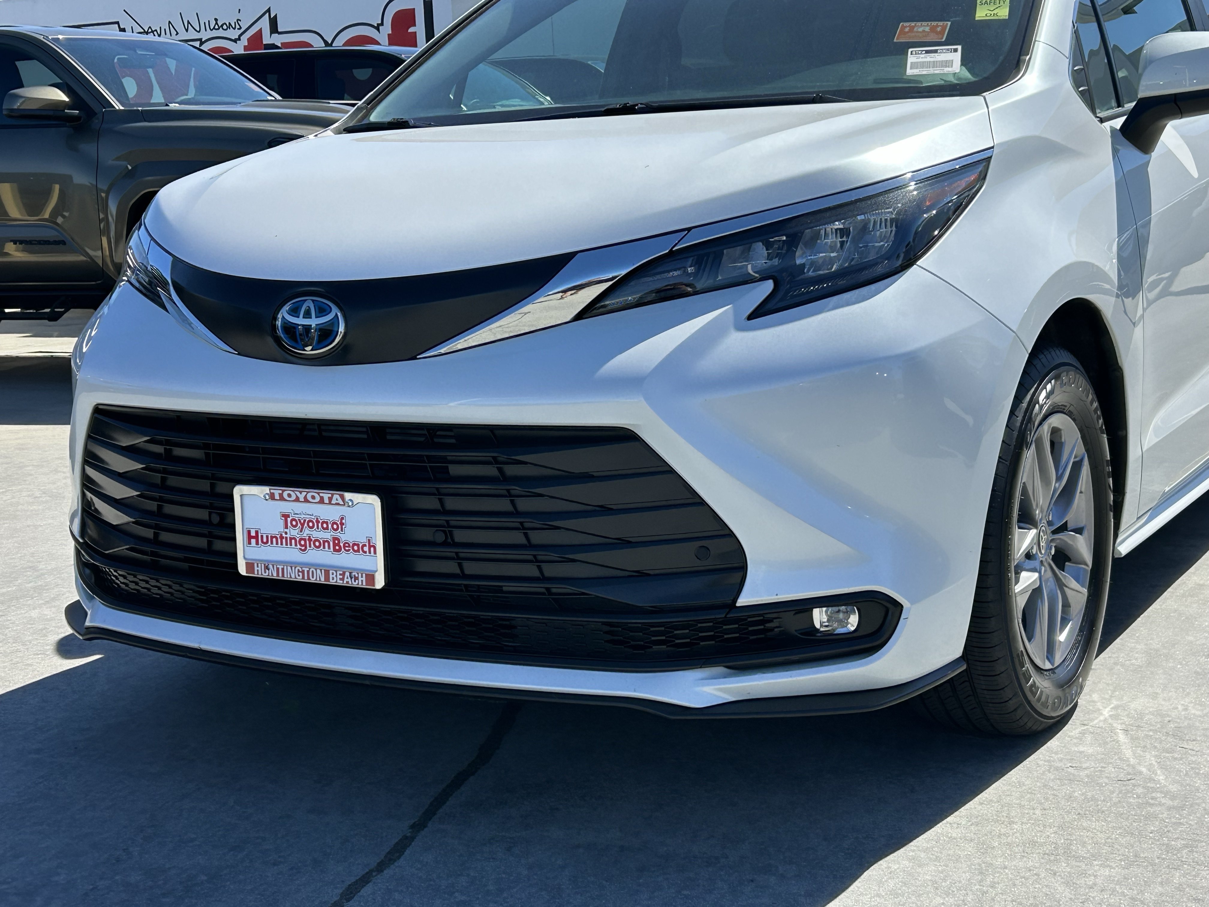 Certified 2025 Toyota Sienna XLE FWD image 7