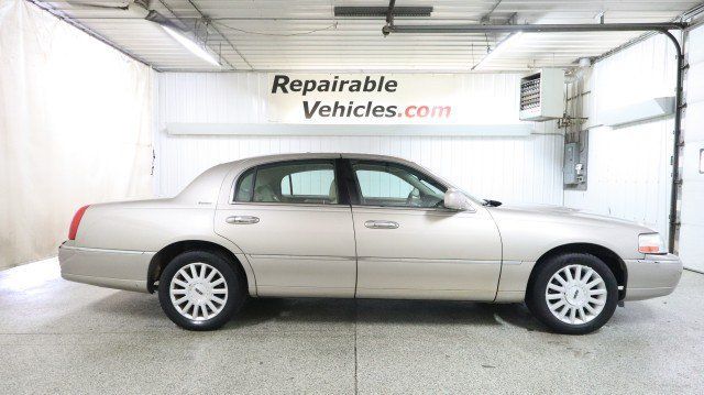 Used 2003 Lincoln Town Car Executive RWD image 4