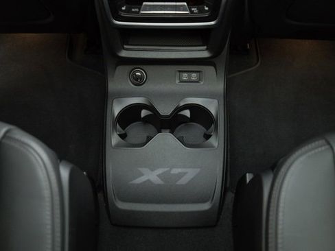 Used 2025 BMW X7 M60i w/ Executive Package image 31