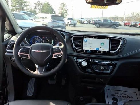 New 2026 Chrysler Pacifica Select image 12