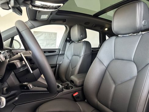 New 2026 Porsche Macan image 5