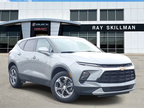 Used 2025 Chevrolet Blazer LT FWD image 1
