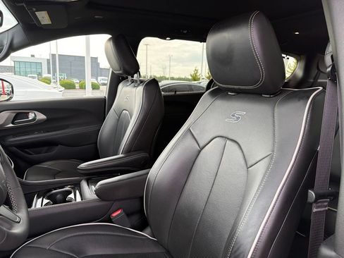 Used 2024 Chrysler Pacifica Limited w/ S Appearance Package AWD/4WD image 13