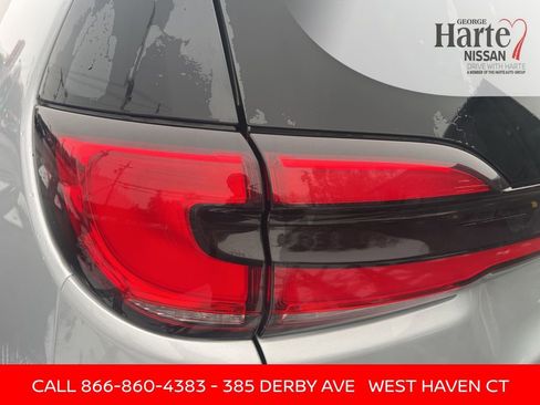 Used 2024 Chrysler Pacifica Touring-L image 18