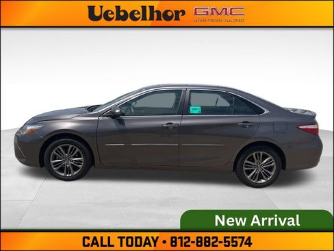 Used 2017 Toyota Camry SE w/ Moonroof Package FWD image 6