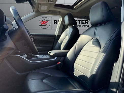 Used 2023 Toyota Highlander XLE AWD/4WD image 10