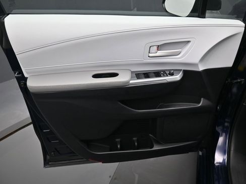 Used 2025 Toyota Sienna LE image 11