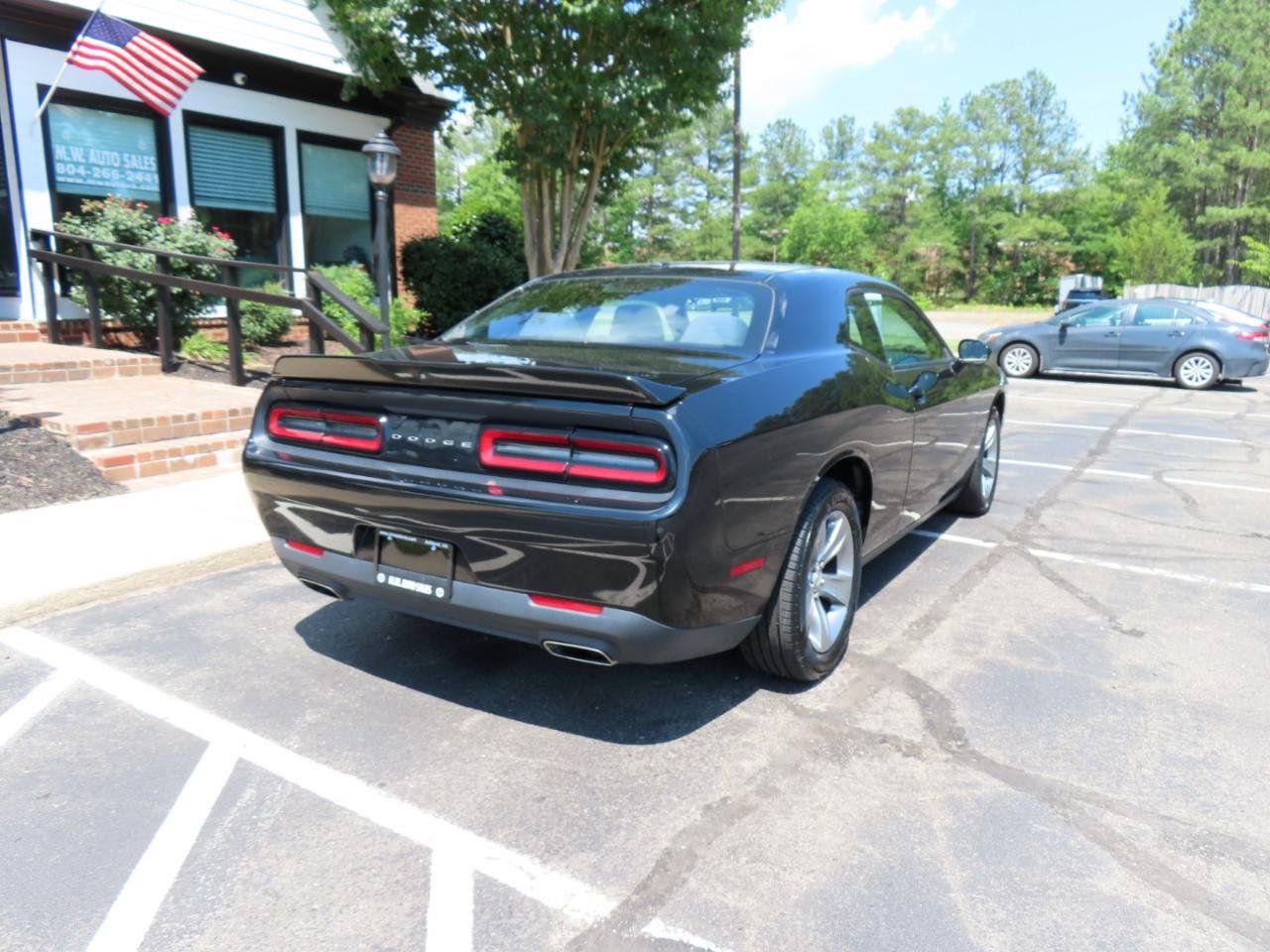 Used 2019 Dodge Challenger SXT RWD image 7
