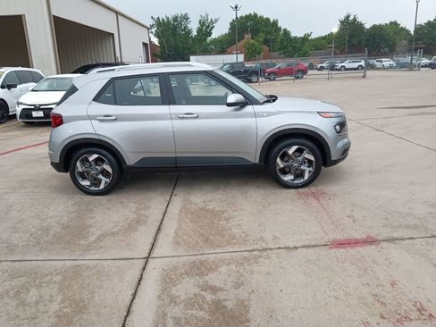 Used 2025 Hyundai Venue SEL image 7
