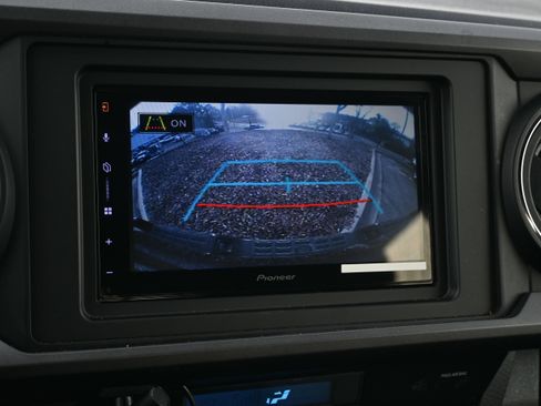 Used 2022 Toyota Tacoma TRD Sport w/ Technology Package image 14