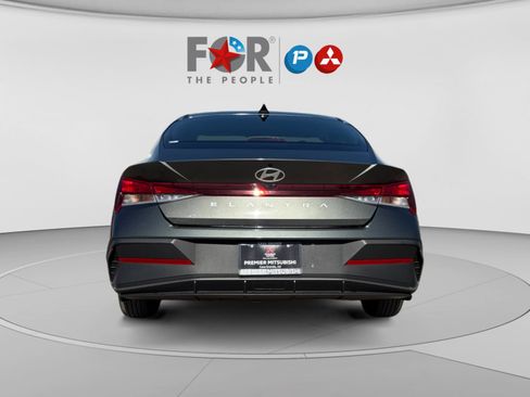Used 2024 Hyundai Elantra SE FWD image 4