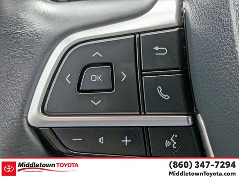 Used 2023 Toyota Highlander XLE image 19