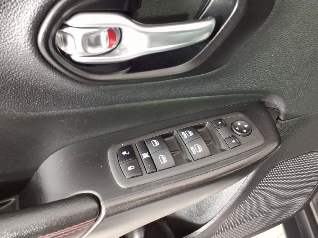Used 2022 Jeep Cherokee Trailhawk w/ Comfort/Convenience Group AWD/4WD image 14