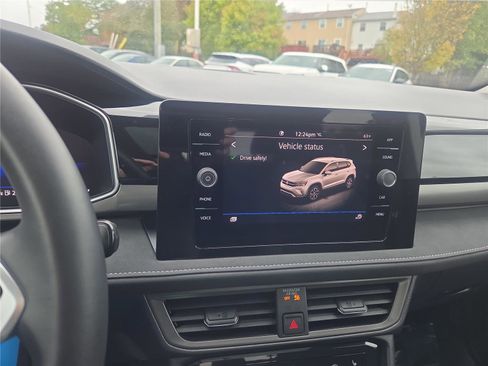 Certified 2025 Volkswagen Taos SE image 20