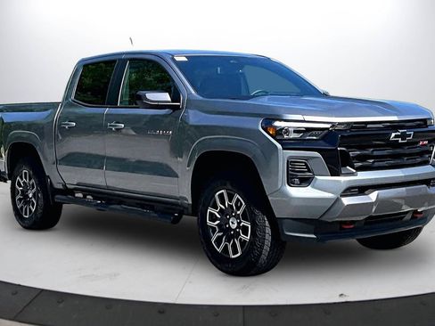 Used 2025 Chevrolet Colorado Z71 AWD/4WD image 2