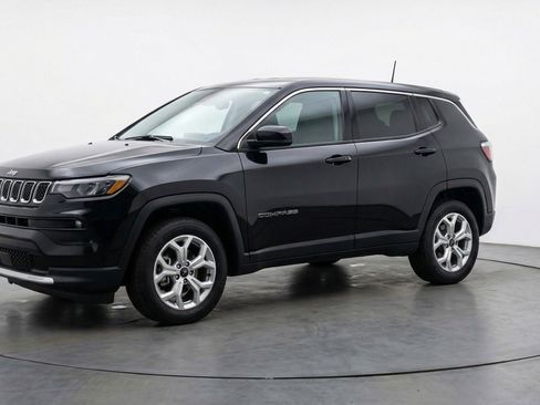 Used 2025 Jeep Compass Latitude image 3