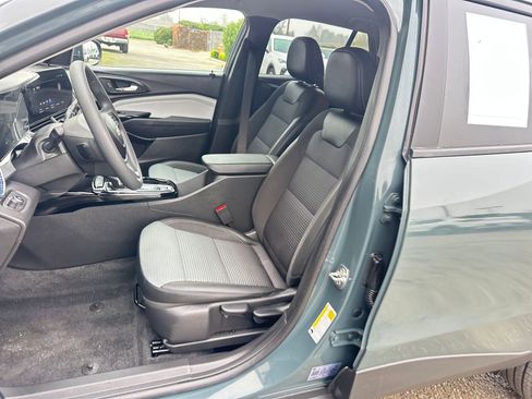 Used 2025 Chevrolet Trax LT image 36