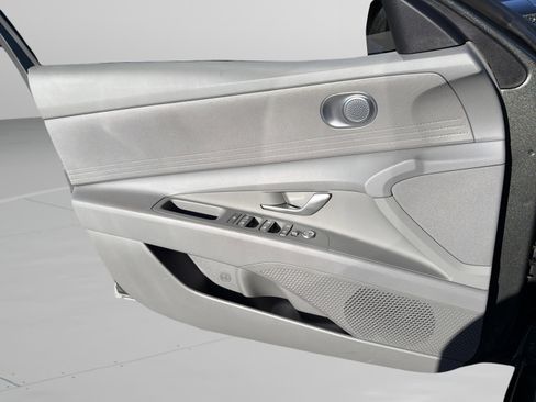 Used 2025 Hyundai Elantra SE image 23