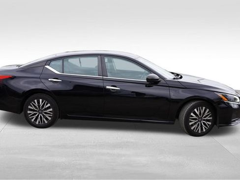 Used 2024 Nissan Altima 2.5 SV FWD image 3