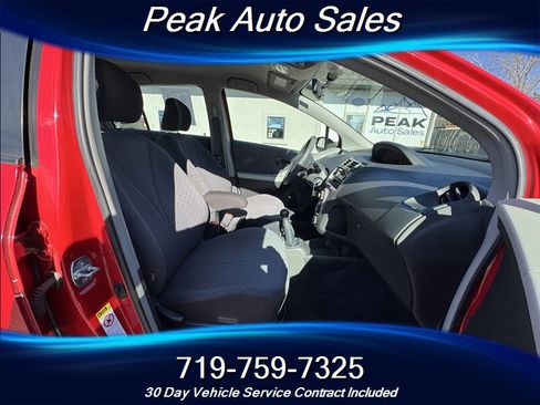 Used 2010 Toyota Yaris 4-Door Hatchback image 24