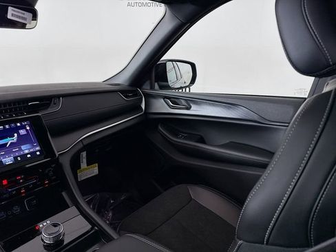 New 2025 Jeep Grand Cherokee Altitude image 23