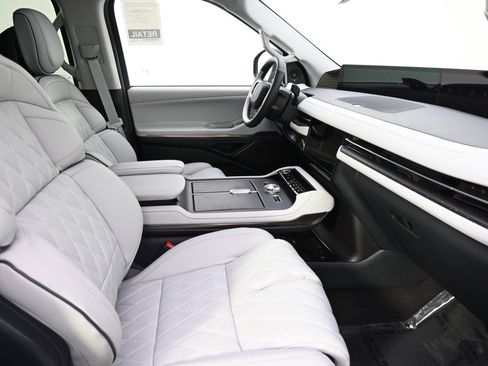 New 2025 Lincoln Navigator L Black Label image 16