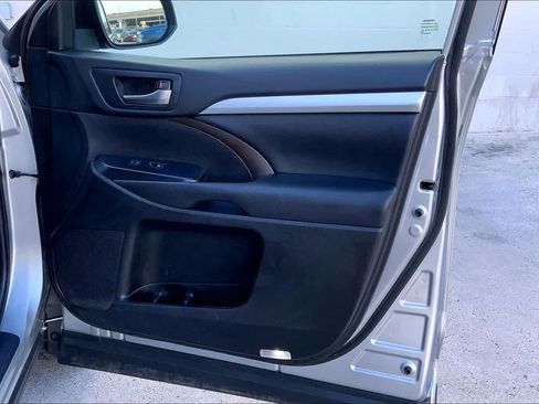Used 2019 Toyota Highlander XLE AWD/4WD image 28